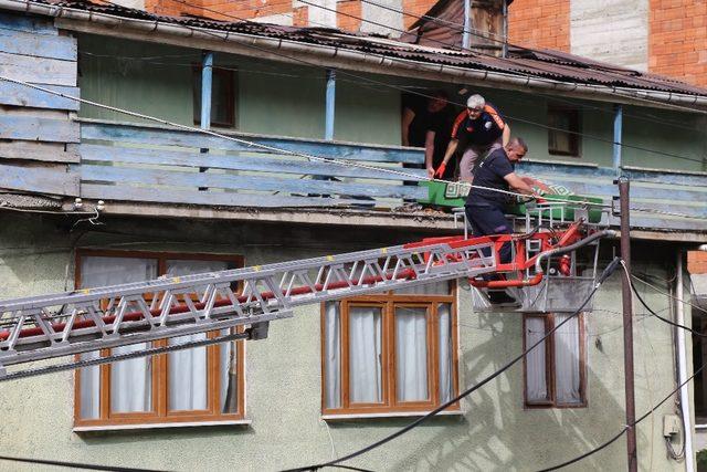 3 gündür kendisinden haber alınamıyordu evinde ölü bulundu