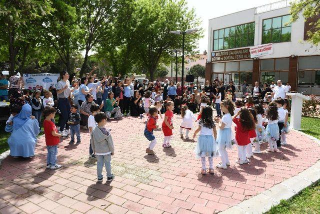 Anne ve babalar, sertifikalarını çocuklarından aldı