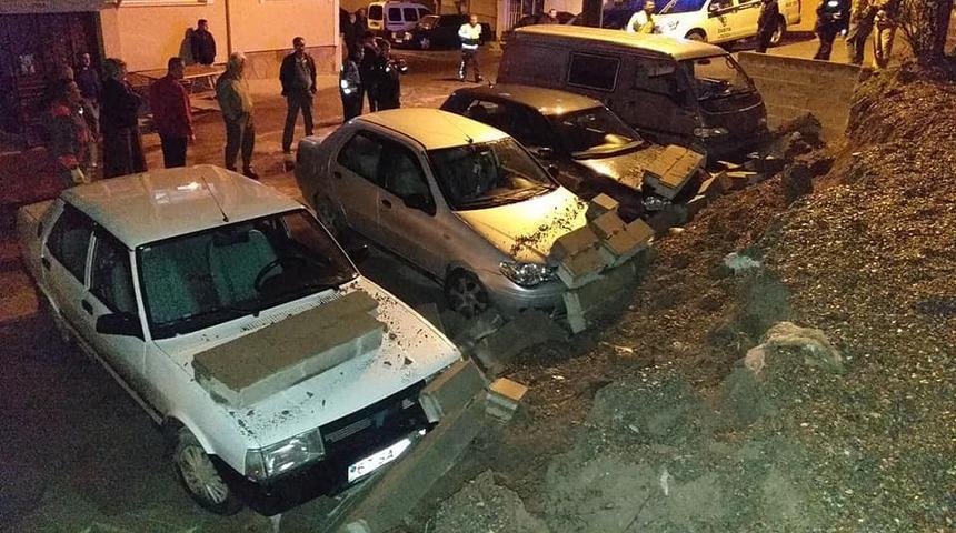 Alaplı&rsquo;da istinat duvarı &ccedil;&ouml;kt&uuml;, ara&ccedil;lar zarar g&ouml;rd&uuml;