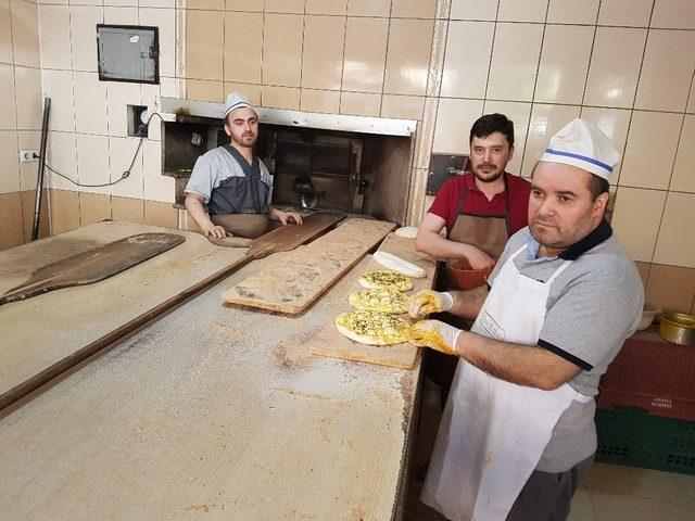 Devrek’te ramazan pidesi vatandaşların tüketimine sunulmaya başlandı 1