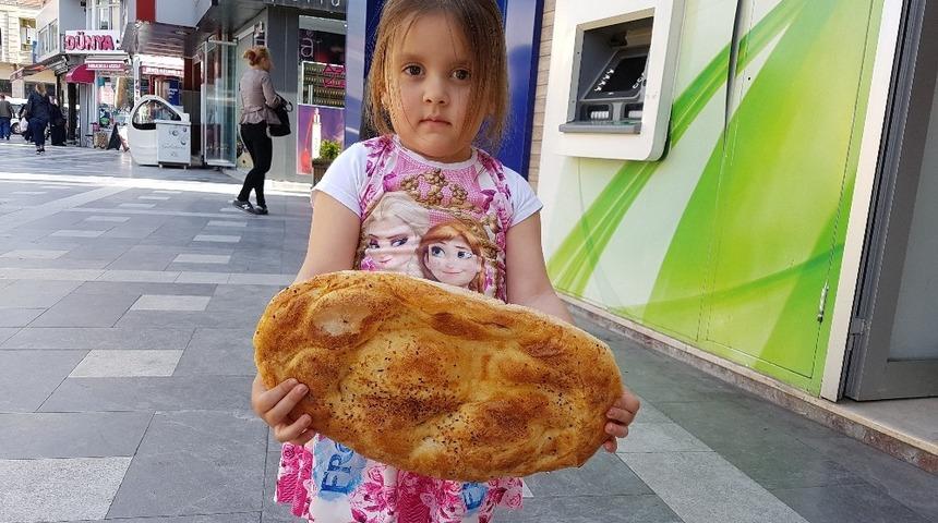 Devrek’te ramazan pidesi vatandaşların tüketimine sunulmaya başlandı