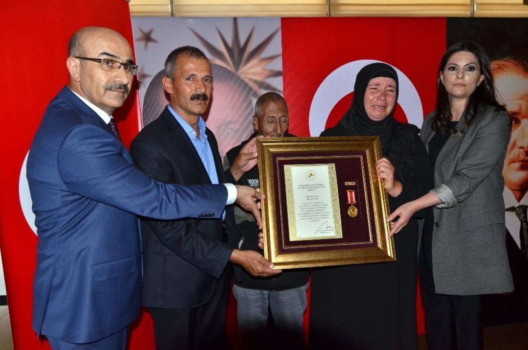 Cumhurbaşkanı Erdoğan&rsquo;ın tevcih ettiği &lsquo;Devlet &Ouml;v&uuml;n&ccedil; Madalyaları&rsquo; takdim edildi