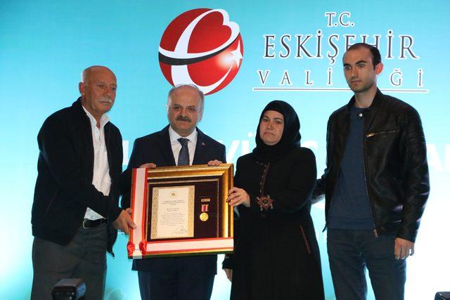 Eskişehir’de 11 şehit yakını ile 2 gaziye Devlet Övünç Madalyası verildi