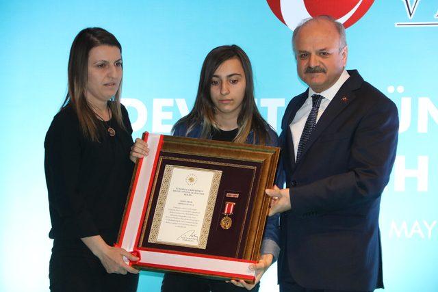 Eskişehir’de 11 şehit yakını ile 2 gaziye Devlet Övünç Madalyası verildi