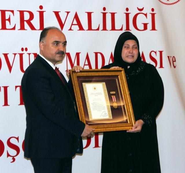 Kayseri’de 10 şehit ailesine devlet övünç madalyası verildi