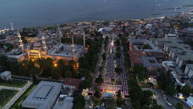 /Havadan fotoğraflarla / Sultanahmet Meydanı'nda 17 bin kişi iftarda buluştu
