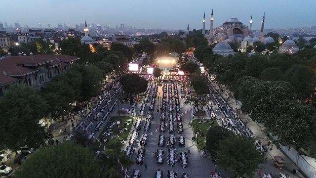 /Havadan fotoğraflarla / Sultanahmet Meydanı'nda 17 bin kişi iftarda buluştu