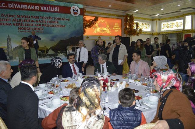 Diyarbakır’da şehidin ailesine Devlet Övünç Madalyası verildi