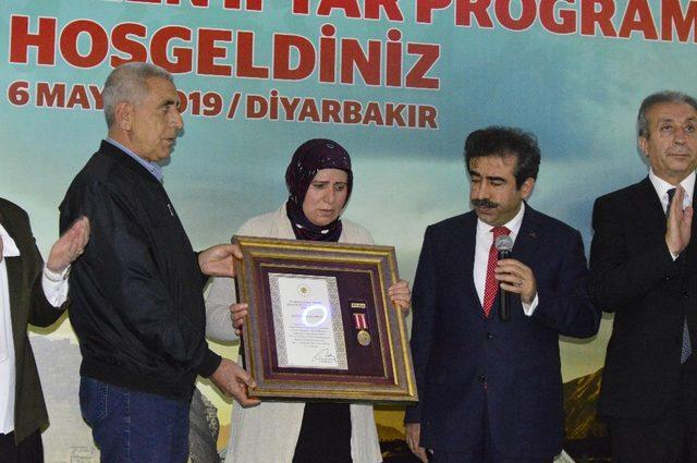 Diyarbakır’da şehidin ailesine Devlet Övünç Madalyası verildi