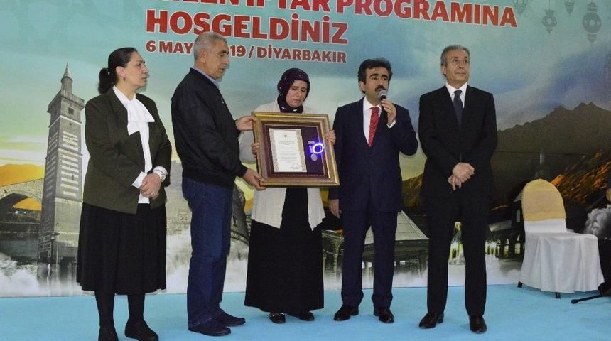Diyarbakır&rsquo;da şehidin ailesine Devlet &Ouml;v&uuml;n&ccedil; Madalyası verildi