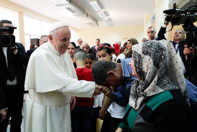 Papa'dan Bulgaristan'da mülteci mesajı: Onların yolu bir acı, kader yoludur