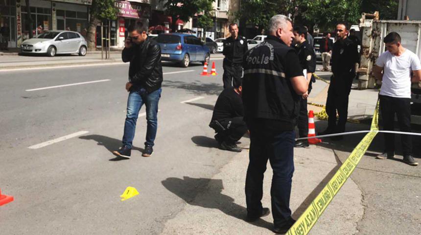 Caddede karşılaştığı husumetlisini bıçaklayarak, öldürdü