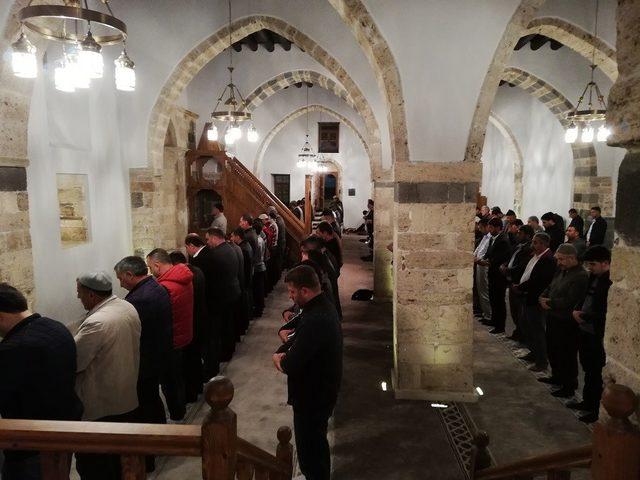 Tarihi Ulu Cami’de 60 yıl sonra ilk namaz kılındı