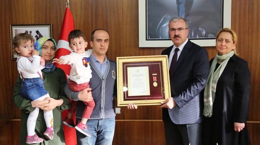 K&uuml;tahya&rsquo;da şehit ve gazilere Devlet &Ouml;v&uuml;n&ccedil; Madalyası verildi