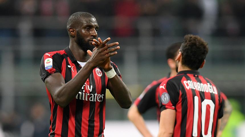 Hocasına k&uuml;fretti, ortalık karıştı!