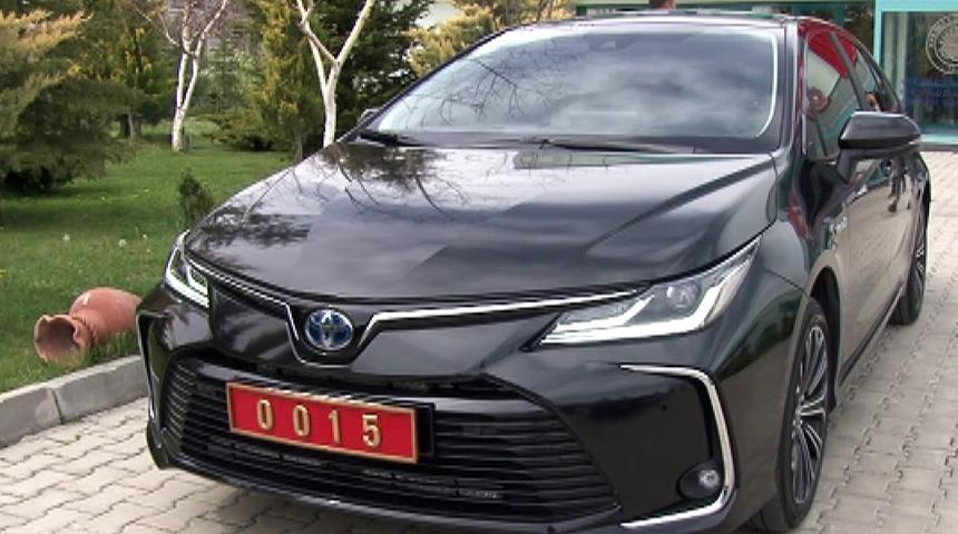 Bakan Varank l&uuml;ks makam aracını geri g&ouml;nderdi, şimdi onu kullanıyor