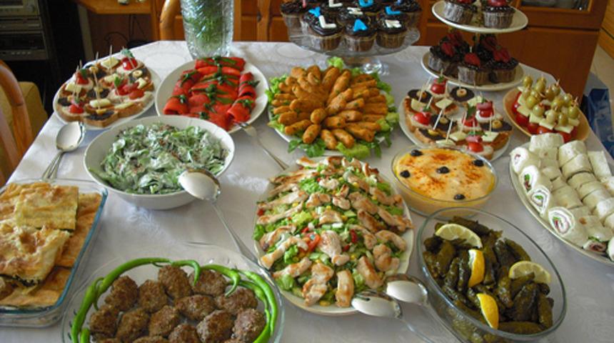 Dile Damağa Dokunduğu Anda Arka Planda Nostaljik Şarkılar &Ccedil;aldıran Doğum G&uuml;n&uuml; Yemekleri