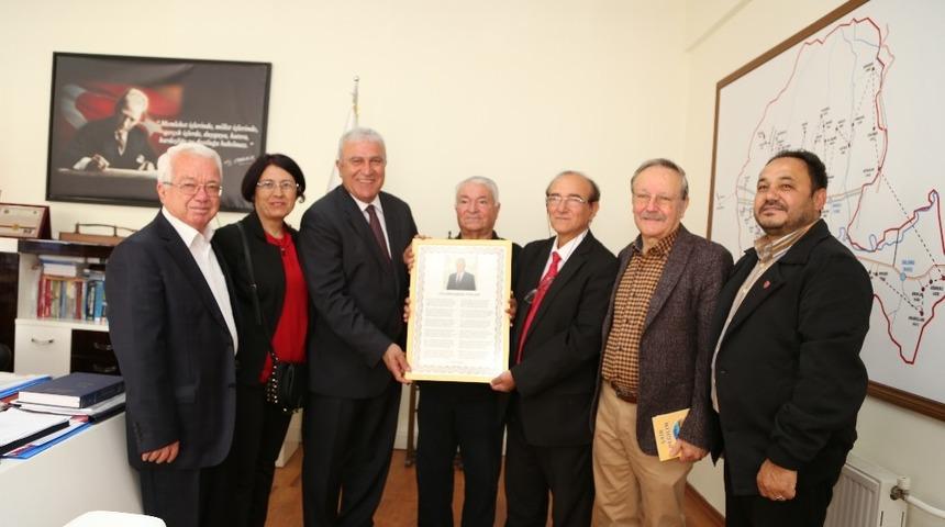 Aydınlı Yazar ve Şairler Fatih Atay i&ccedil;in şiir yazdı Efeler Belediye Başkanı Atay, yazar ve şairleri kabul etti