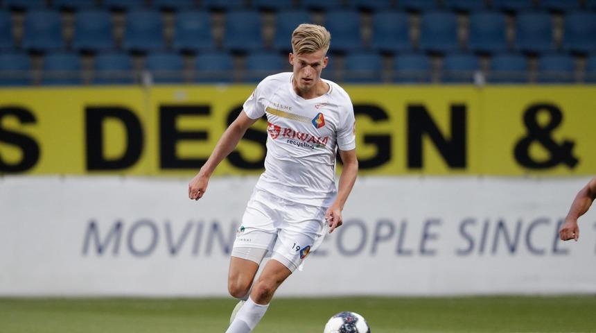 'Hastayım' deyip başka maça gitti, kovuldu!