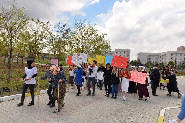 KMÜ, öğrencilerinden yaşlılara yönelik farkındalık programı