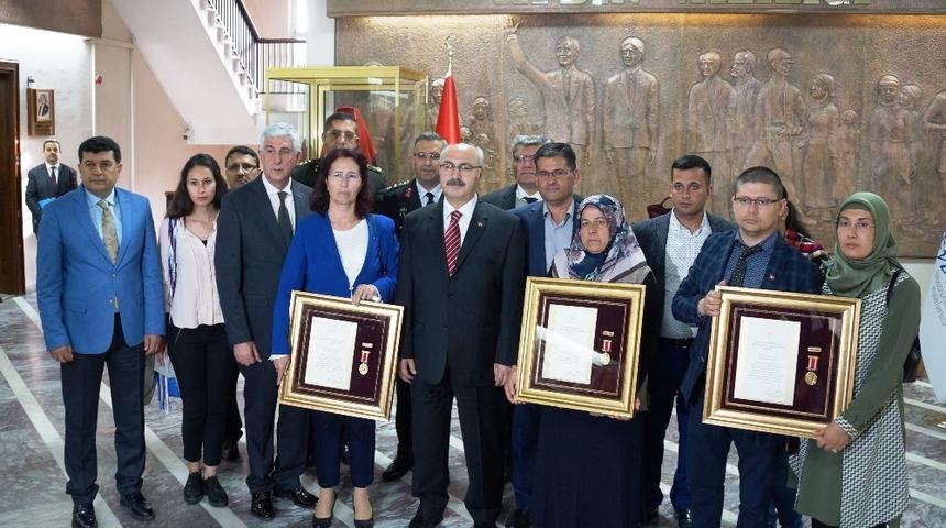 Aydın&rsquo;da şehit yakınlarına devlet &ouml;v&uuml;n&ccedil; madalyası takdim edildi