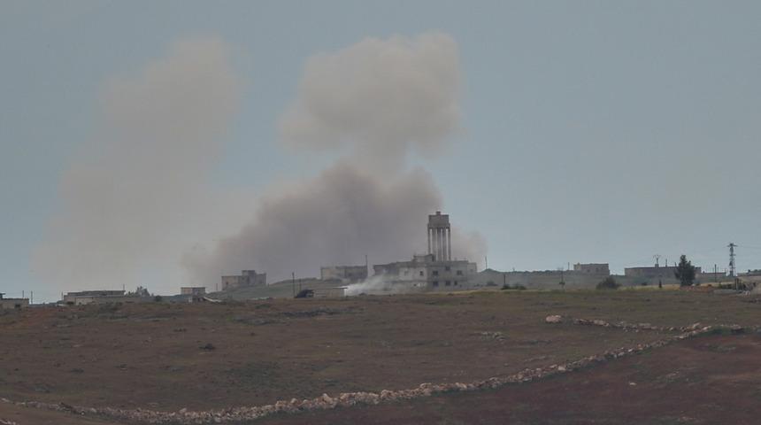 İdlib bombalanıyor, siviller T&uuml;rkiye sınırına g&ouml;&ccedil; ediyor