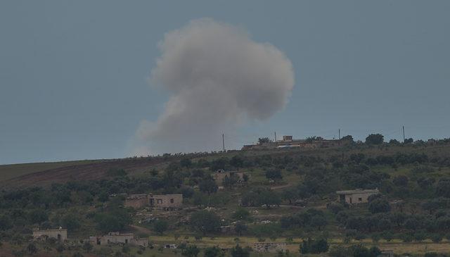 İdlib gece gündüz bombalanıyor, siviller Türkiye sınırına göç ediyor