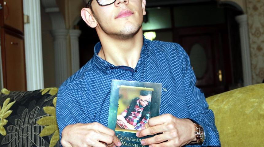 Okul birincisi engelli &ouml;ğrenci Mertcan şiir kitabı &ccedil;ıkardı