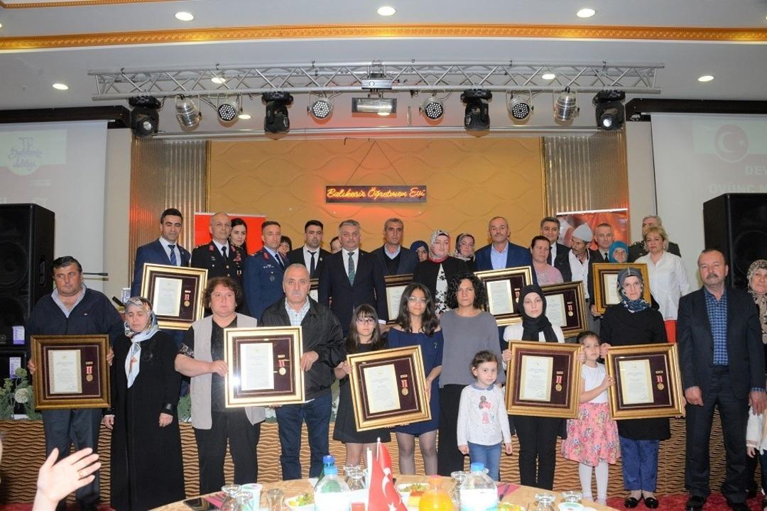 11 Şehit ve Gazilere Devlet &Ouml;v&uuml;n&ccedil; Madalyası ve Beratı veridi