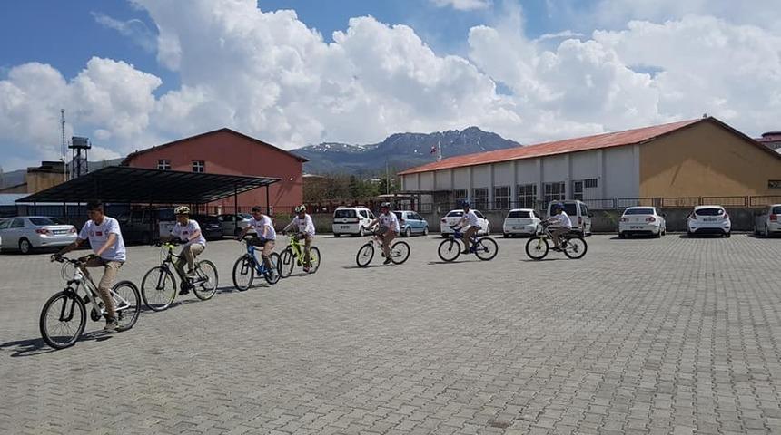 Kaymakam &Ouml;ter, &ouml;ğrencilerle bisiklet bindi