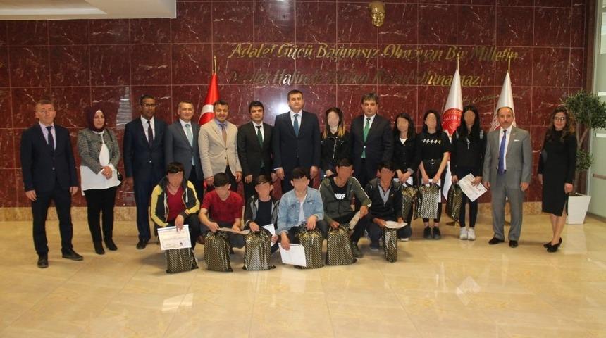 Cumhuriyet Başsavcılığınca &rsquo;Değişim i&ccedil;in y&uuml;z de y&uuml;z&rsquo; projesiyle Su&ccedil;a S&uuml;r&uuml;klenen &Ccedil;ocuklara Y&uuml;zme Eğitimi verildi