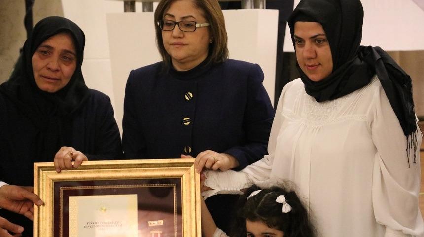 Şehit ailelerine Devlet &Ouml;v&uuml;n&ccedil; Madalyası ve Beratı verildi