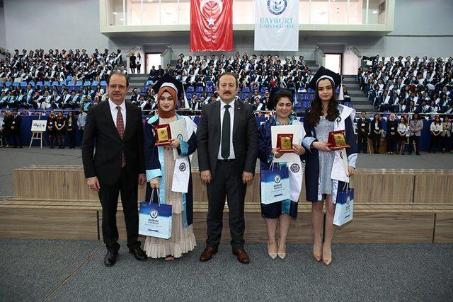 Vali Pehlivan, Bayburt Üniversitesi Eğitim Fakültesi Mezuniyet Törenine katıldı