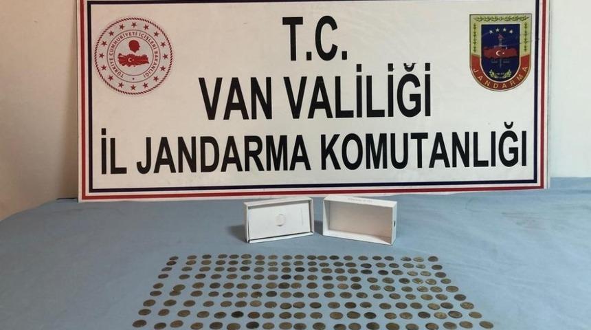 Van&rsquo;da 220 adet altın sikke ele ge&ccedil;irildi