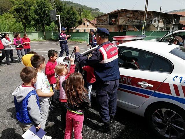 Trafik haftasında jandarmadan öğrencilere trafik eğitimi