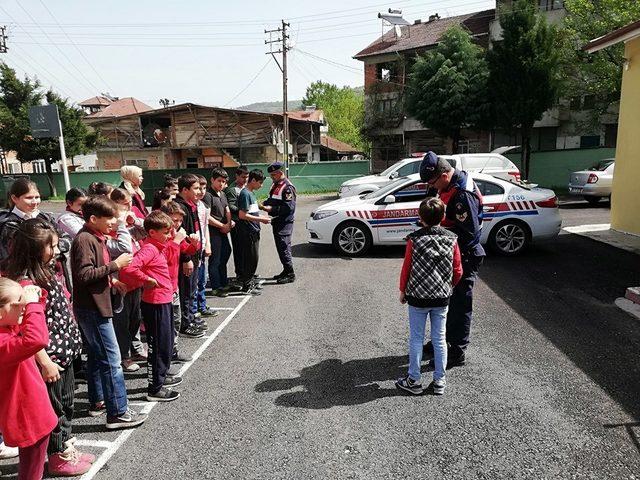 Trafik haftasında jandarmadan öğrencilere trafik eğitimi