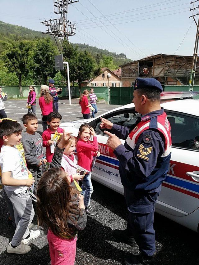 Trafik haftasında jandarmadan öğrencilere trafik eğitimi