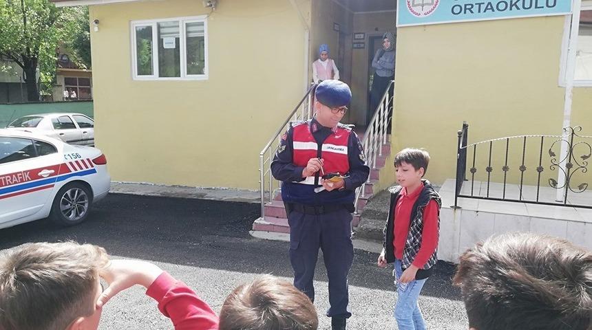 Trafik haftasında jandarmadan &ouml;ğrencilere trafik eğitimi
