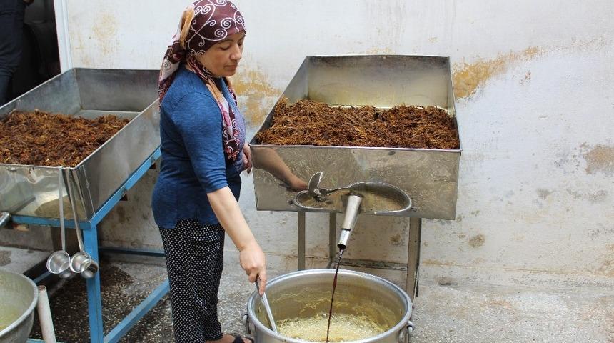 Gaziantep&rsquo;te iftar sofralarının vazge&ccedil;ilmezi meyan şerbeti