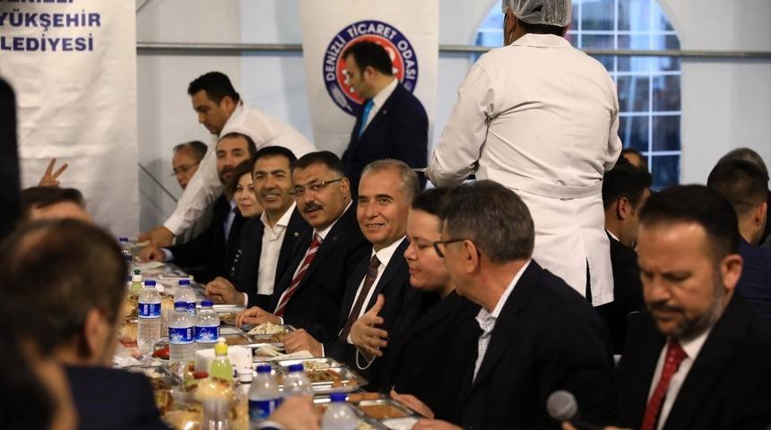 5 bin kişi aynı anda iftar yaptı