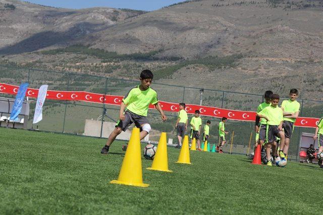 Geleceğin futbolcuları Yahyalı’da yetişiyor