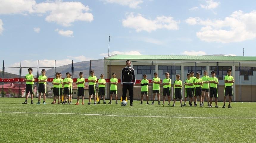 Geleceğin futbolcuları Yahyalı&rsquo;da yetişiyor