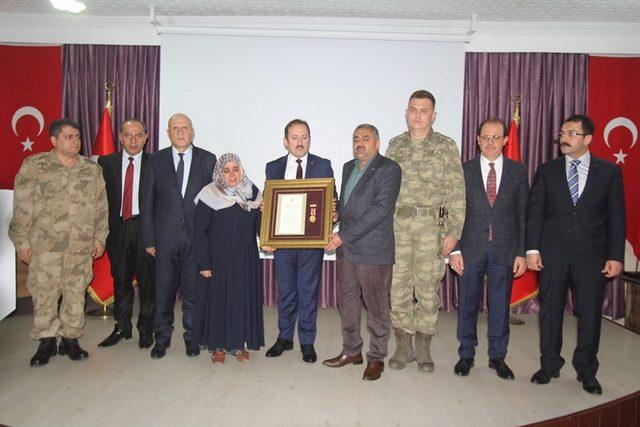 Bayburt’ta  2 şehit ailesine Devlet Övünç Madalyası ve beratı verildi