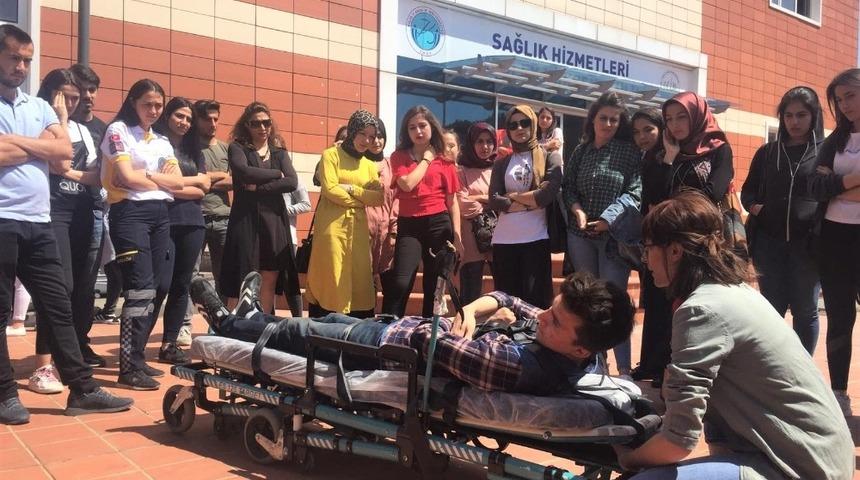 &Ouml;ğrencilere İlk ve Acil Yardım Ambulans ekipman eğitimi