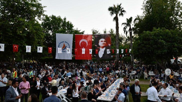 Uysal, orucunu 5 bin kişiyle birlikte açtı G2