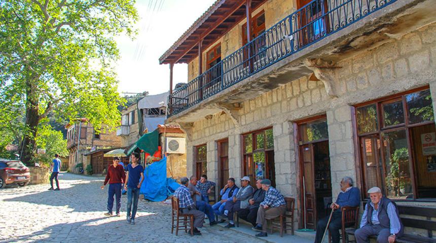 Fotoğraf &ccedil;ektirmek i&ccedil;in muhtardan izin alıyorlar