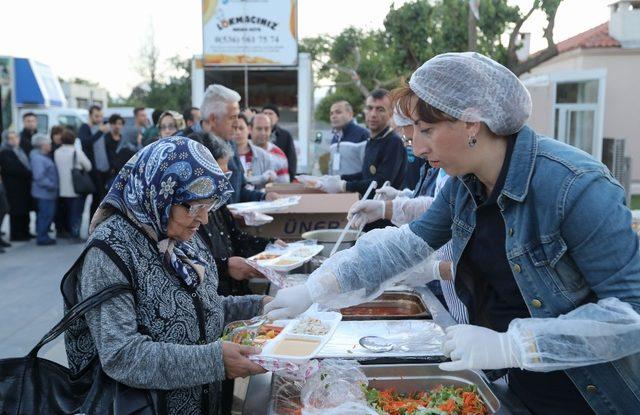 Buca’da ilk iftar Kasaplar Meydanı’nda