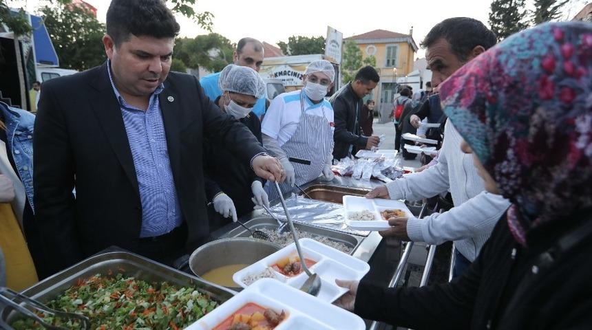 Buca&rsquo;da ilk iftar Kasaplar Meydanı&rsquo;nda