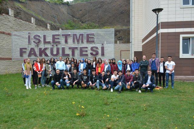 Lise öğrencileri Düzce Üniversitesi’ni gezdi