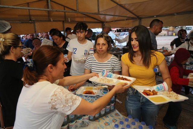 Mezitlililer ilk iftarını Başkan Tarhan’la birlikte açtı